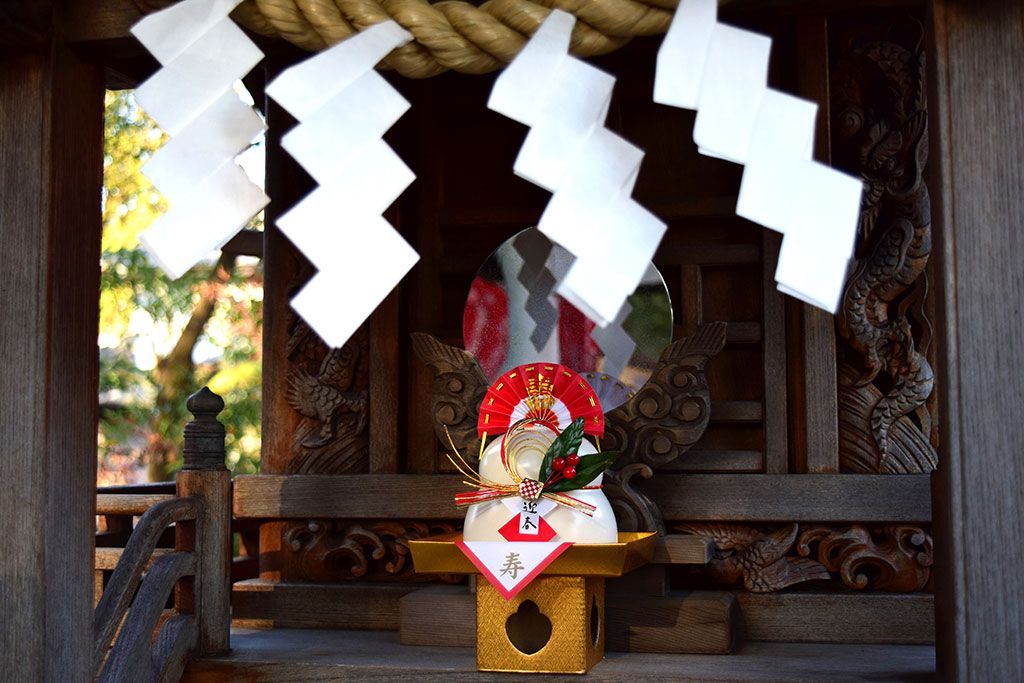 西陣 冨田屋 京都町家の正月飾りと新春の和菓子－塩芳軒「寿の春」と新春の干菓子－ 京の暮らしと和菓子33瓜生通信