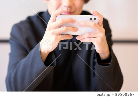 スマホを横に持つ手イラスト