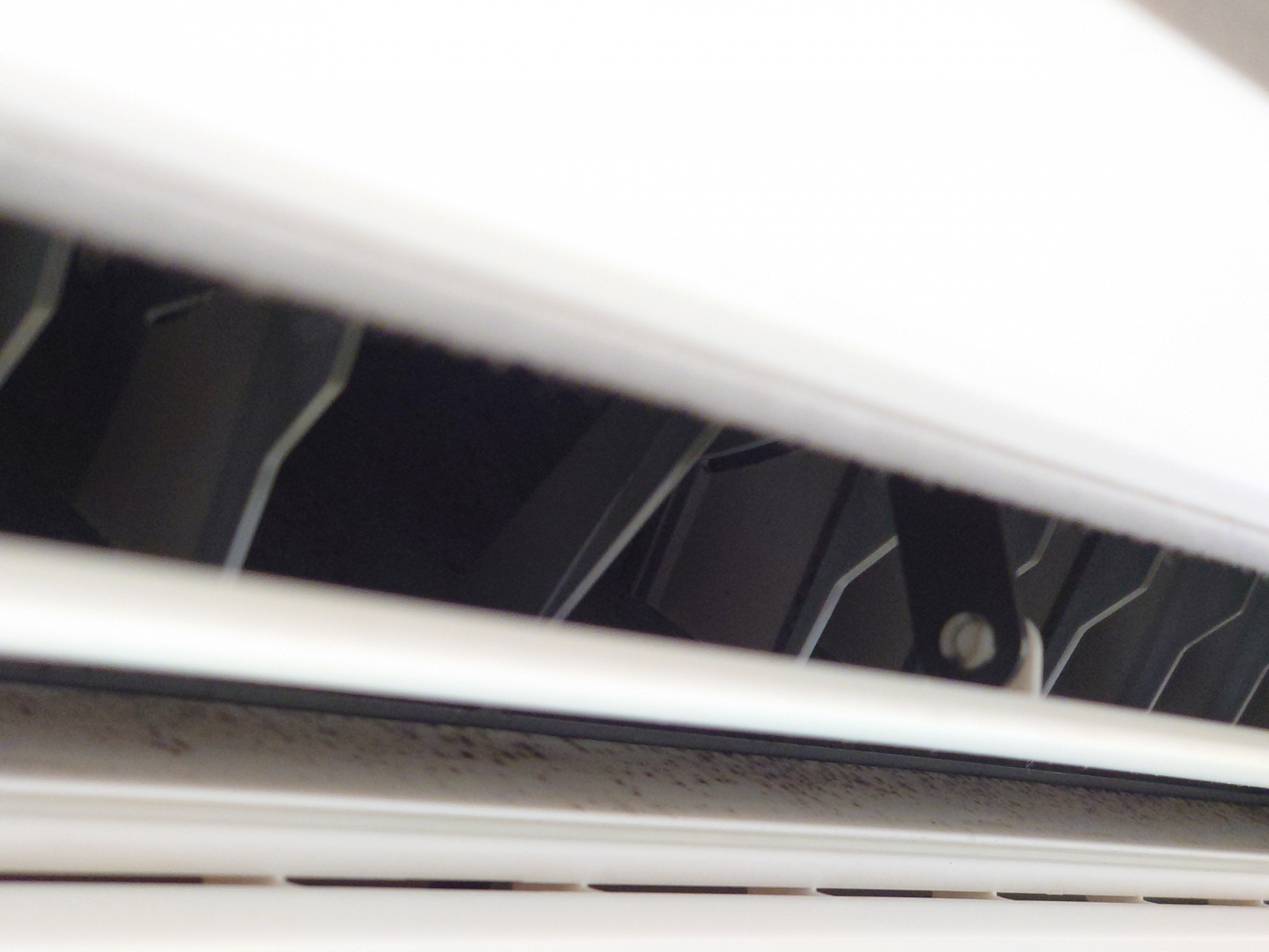 エアコンルーバー 吹出口 が動かない時に手で動かすのはNG！蓋がプラプラして閉まらない時の故障原因と修理方法は？電気工事ならDENKI110