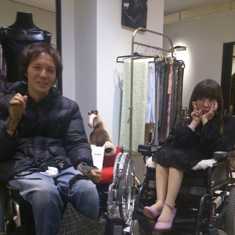 車いすの「パリコレ」 日本の社団法人が開催 : 読売新聞