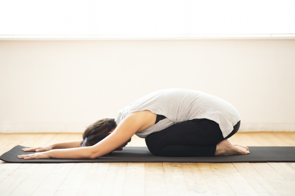 寝付けない夜に！背中を丸めて緊張をほぐす「横向きの胎児のポーズ」 - 朝時間.jp