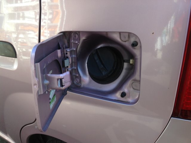 ミライース 給油口 開かない カーアクト大分 大分市 修理 交換 車検 整備 タイヤ オイル バッテリー マフラー 持ち込み 取付 廃車 買取 キズヘコミ ドライブレコーダー フロントガラス アライメント ナビ テレビキット レッカーグーネットピット