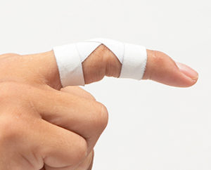 親指を曲げると痛い！付け根の痛み・突き指のテーピングの巻き方。