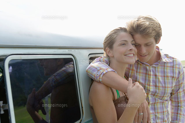 肩を抱く男女 29948000024 の写真・イラスト素材アマナイメージズ