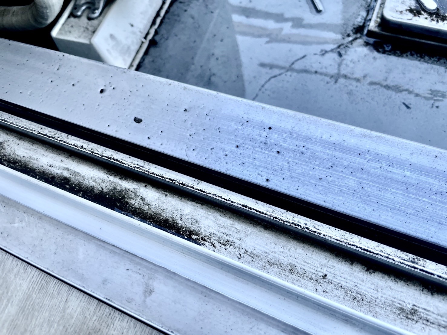 窓枠の「カビや汚れ」を簡単に掃除する方法・10秒で出来るカビの楽らく予防策