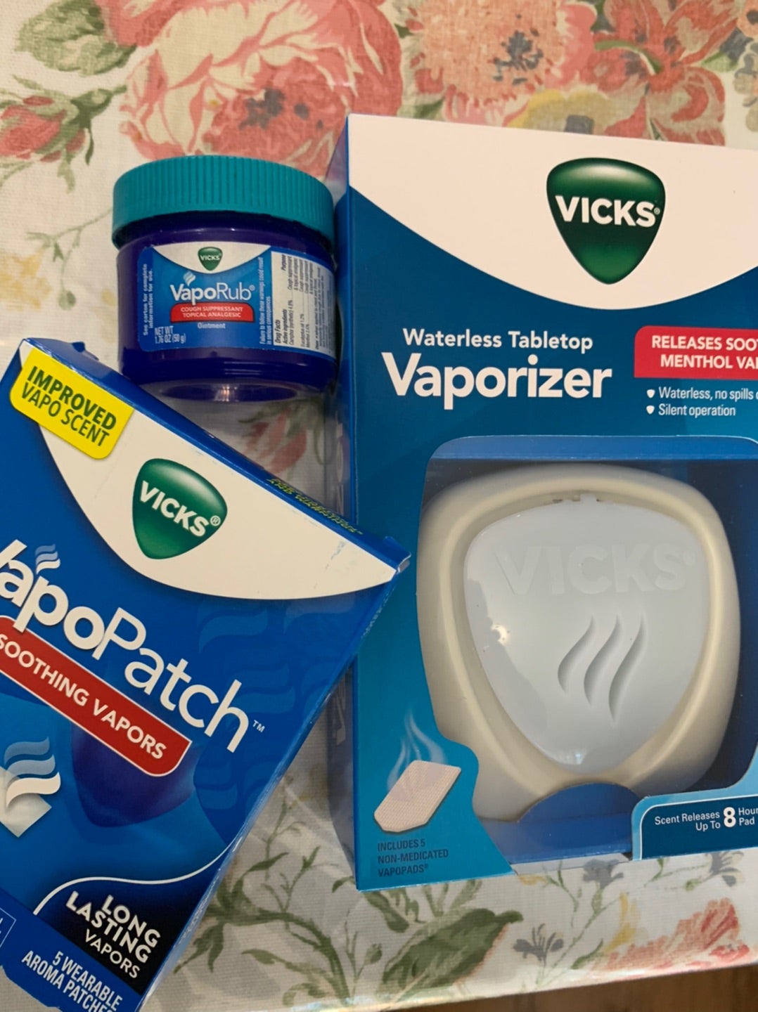 日本でも知ってる人が多くなってきたこの技。 あのヴィックスヴェポラップを足の裏に塗る‼️ ⁡イギリスの民間療法らしく、イギリスでは当たり前にみんなやってました😄 最初にイギリス人ママに聞いた時は3回くらい聞き直したけどね❗️ ⁡ 夜、子どもが咳き込んで寝られ