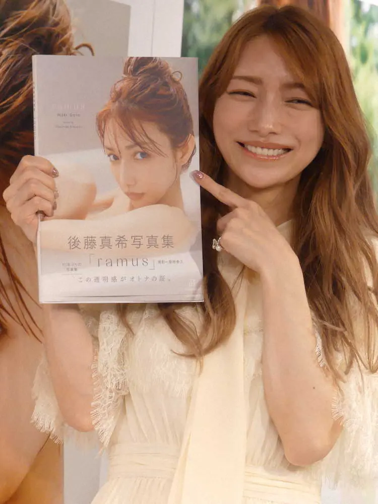 後藤真希、話題の衝撃写真の真相 写真集『flos』で際どい大胆肌見せ： エンタメ