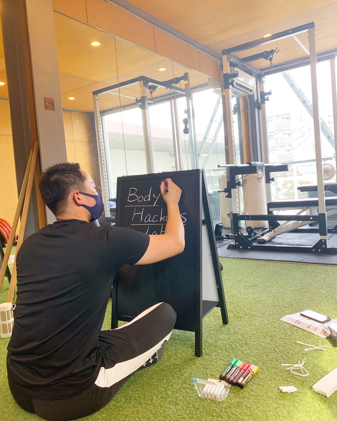 プレート看板 橋本のパーソナルトレーニングジム様の屋内用小型アルミ複合版看板製作事例をご紹介します。 - 看板王国看板王国