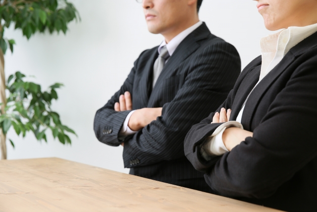 後ろで腕組みする人の心理とは？ : 今すぐ使える心理学の基礎講座