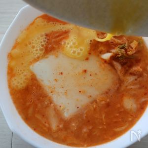 おいしく食べて脂肪燃焼！カラダが喜ぶ「豆腐ともやしの豚キムチ豆乳スープ」レシピmichill byGMO ミチル