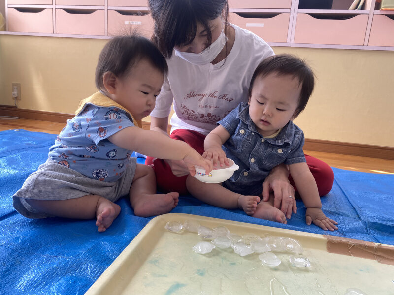 氷遊び～0、1歳児クラス～東京・千葉にある認可・認証保育園ならぽけっとランド