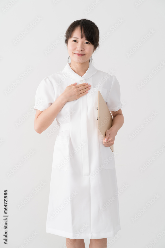 勤務中に患者に胸触られ「心がしんでいく 」 看護師がセクハラ被害をイラストに 病院にあふれる性加害まいどなニュース