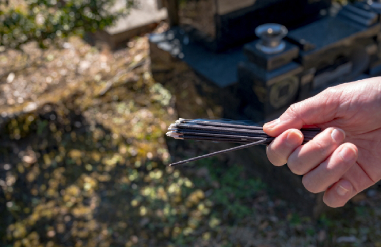 お墓の線香、つけっぱなしはNG？正しい作法とは - 終活の窓口