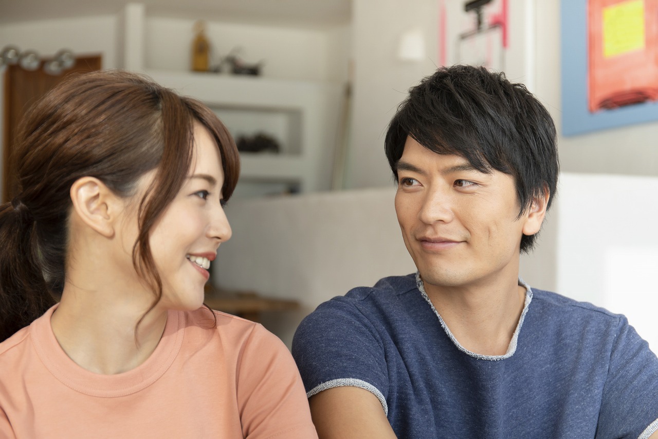 肩を抱く男性心理8選！ 「マイナビウーマン」