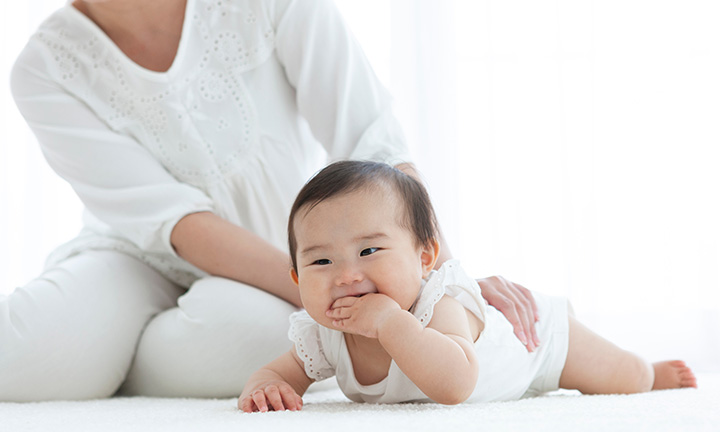 医師監修 赤ちゃんのうつぶせ練習はしなきゃだめ？腹ばいにさせる際の注意点