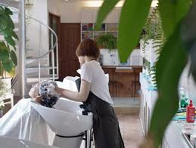 アジアのプロの男性美容師は、女性の髪を切るハサミを使用します。美容院や理髪店で白人の若い女性の髪をとかし、職業治療サービスを提供する魅力的なヘアスタイリスト。の写真– Unsplashの大人の画像