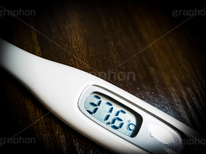 熱が出ている時の体温計の写真・画像素材-Snapmart スナップマート