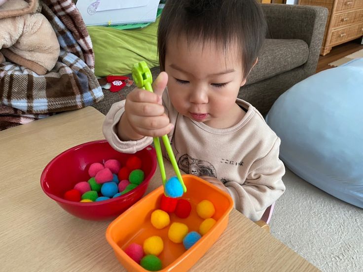 正しいお箸の持ち方 大人も子供も試してほしい2つの矯正練習法2ページ目- macaroni