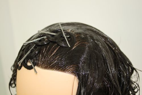 フィンガーウェーブの授業 美容師国家資格には オールウェーブセッティング という技術が課題としてあります。 オールウェーブのスタイルをつくるために必要な技術のひとつがフィンガーウェーブ。 セットローションを使って 指とクシで髪の毛を ウェーブ 波 状につくり