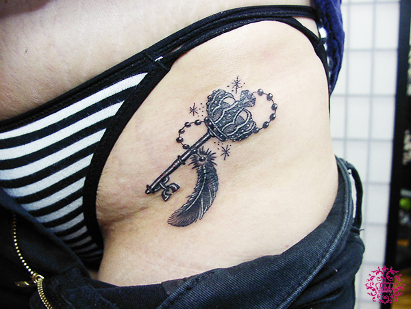 ブラック&グレー コンパス 地図 ダイヤ東京の渋谷・秋葉原・原宿でタトゥースタジオはSunsqlit Tattoo