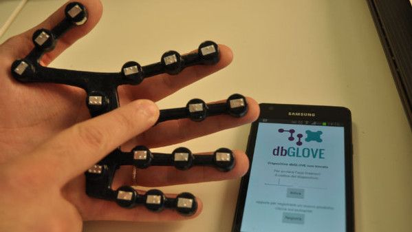 盲目のiPhoneユーザーに聞いた、視覚を使わない驚きのスマホ操作術 - 人間編集部