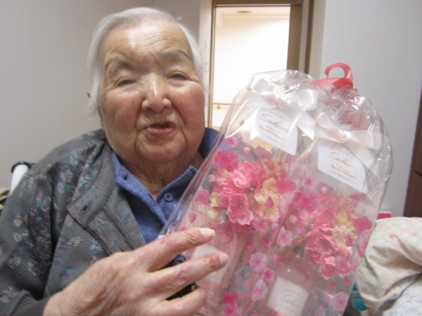 高齢者へのプレゼントの選び方とおすすめをシチュエーション別に紹介