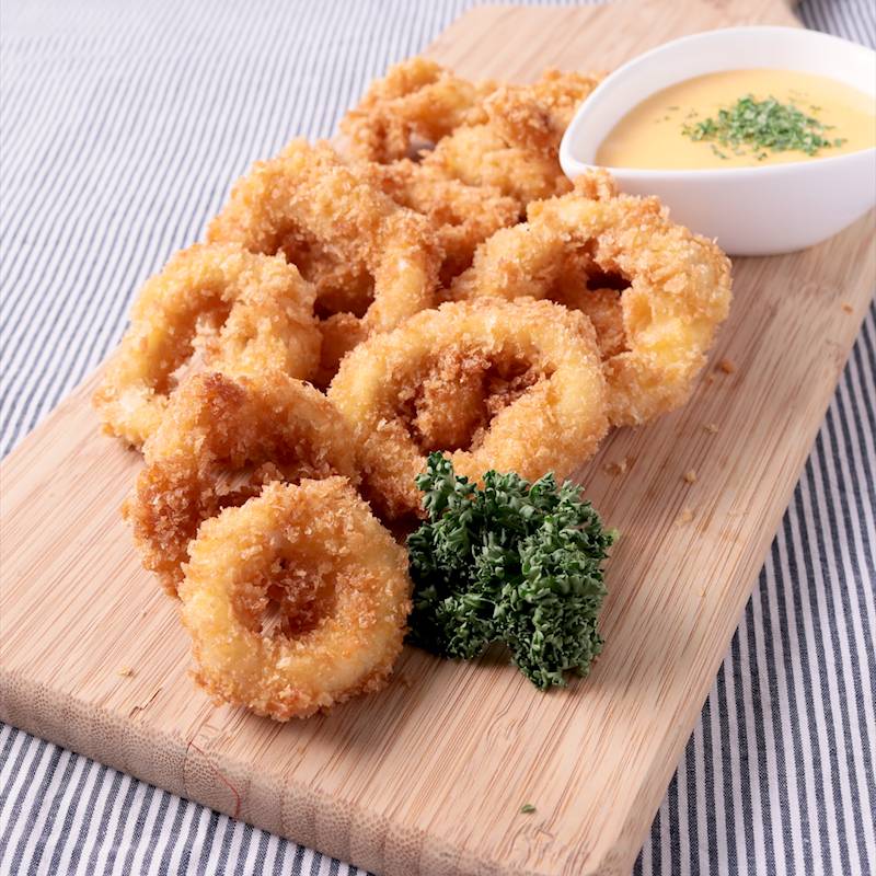 天ぷら、フライ、フリット フリッター は全て素材に衣を付けて揚げる料理で良く似ています。ご存知の通り、天ぷらは小麦粉、水、卵を軽く混ぜ合わせた衣 を纏わせて揚げる料理でフライは小麦粉、卵、パン粉を衣にして揚げる料理。フリットはイタリア語で『揚げたもの』を