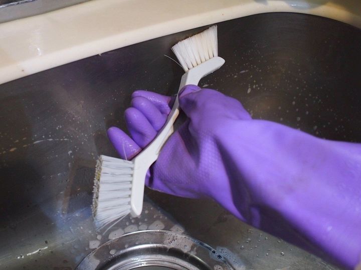 キッチンシンクを磨いてキレイにする方法