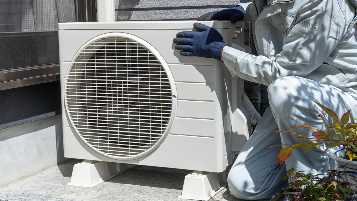 エアコンの室外機を自分で掃除する方法を画像解説！掃除のタイミングや理由って？カジタン