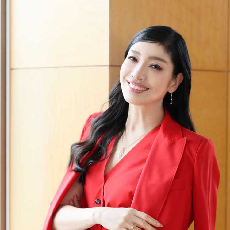 ５１歳誕生日のアンミカ、「唇分厚く体型丸いのがコンプレックス」の“別人”幼少期＆年代別写真を公開 - スポーツ報知