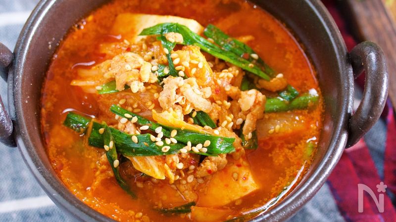 おいしく食べて脂肪燃焼！カラダが喜ぶ「豆腐ともやしの豚キムチ豆乳スープ」レシピmichill byGMO ミチル