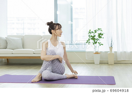 1,289 ヨガ 女性 複数 日本人 Stock Photos, High-Res Pictures, and Images - GettyImages