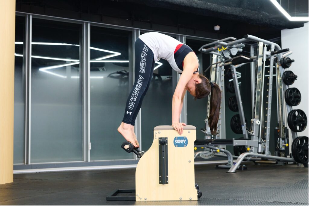 インナーマッスルを鍛える、とは,ピラティスはインナーマッスルを鍛える、と言われますが、正しくはインナーマッスルも忘れずに使えるようになる、ということだと思います。,身体を動かす以上、全身の筋肉が働きます。,そのときにアウターだけにならず、インナーも働けるようなアラインメント・呼吸を探していくのがエクササイズです。,ピラティスピラティスインストラクターマシンピラティス