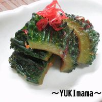 くじゃく座 緑の孔雀美しい孔雀カメラマンを見下します孔雀の頭と胴体のクローズ アップ美しい羽明るい色虹のすべての色緑の背景火の鳥フェニックスですくじゃ- まぶしいのストックフォトや画像を多数ご用意 - iStock