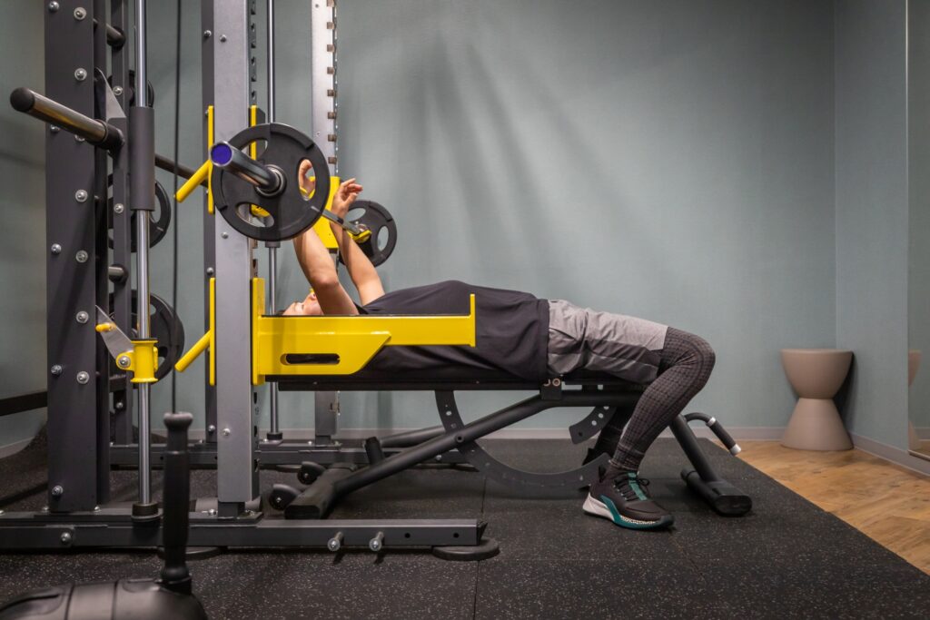 バーベルベンチプレスの種類と女性向きやり方フォームのポイントをアスリートが解説