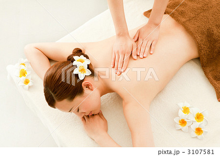 99,800点を超えるオイルマッサージのストックフォト、写真、そしてロイヤリティフリーの画像 - iStockエステ, リンパマッサージ, アロマ オイル