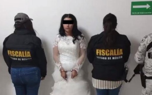 手錠をつけている女性 30代 日本人 顔無し逮捕のイメージ 写真素材7254040- フォトライブラリ