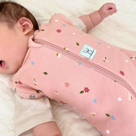 Amazon.co.jp: HEARTST スワドル おくるみ 新生児の赤ちゃんの寝袋 100%天然コットン 3つの使い方 3重ガーゼ調整可能なより広い ベルクロ 赤ちゃんの寝袋 夜泣き対策 可愛い 通気性 伸縮性 柔らかさ 洗える 出産祝い赤ちゃん0〜3月 3-6月の赤ちゃん最適 助産師が推薦