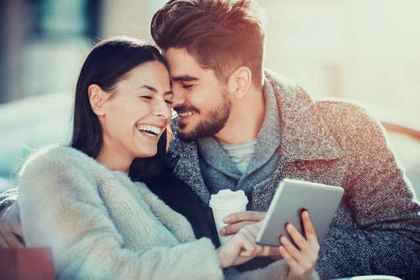 肩を抱き寄せる行為の裏には歩く彼の心をのぞき見