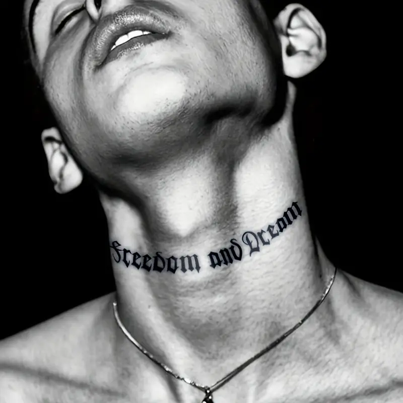 クリティ・サノンが勇気と夢を象徴する新しいハチドリのタトゥーを披露。kritisanonas