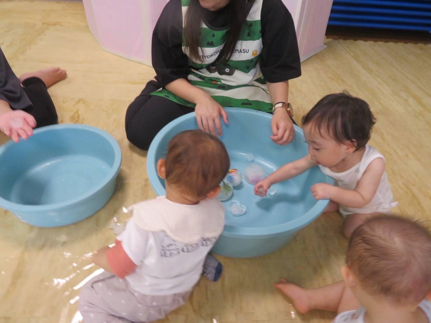 ひんやり冷たい氷遊び🧊 0歳児🦦- くじら小規模保育園