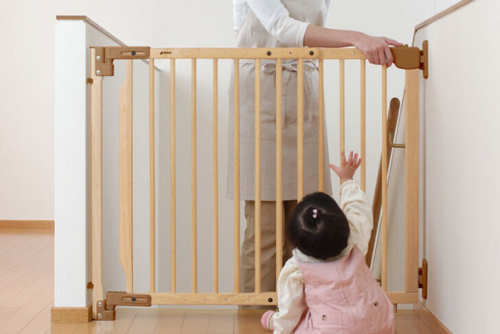 dショッピング 階段すべり止めシート 5m スリップ 転倒防止 幅3cm 取り付け簡単 カット サイズ調整 テープ式 介護 ペット 犬 猫 子供子ども 高齢者 施設 ゴム製 公共施設 屋外 屋内 室内 強力 貼るだけ 落下 安全対策 マット 粘着テープ ハサミで切れる ブラウン