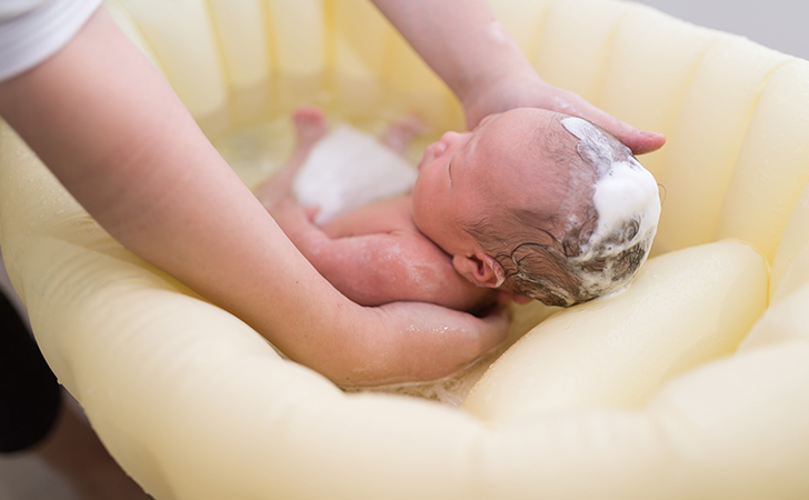 まだ生後1ヶ月の3号ちゃん。 お風呂に入れそうとしたら こんな背中になっていた。 慌てて病院連れてったら アレルギーの可能性有り！ との診断だった。チビ1号はナッツとゴマアレルギーだし、 チビ3号の乳児湿疹を見ててもこの子はアレルギーあるかもな、 と思ってた矢先