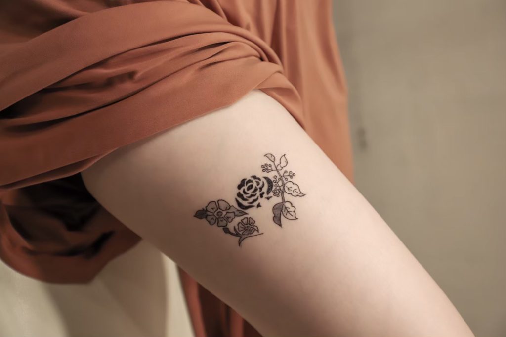 薔薇タトゥー ローマ数字タトゥー 薔薇は本数で花言葉が変わり、1本は「私にはあなたしかいません」3本で「愛しています」などがあります🌹 薔薇 は花の色によっても花の状態などによっても意味が違います😌薔薇のタトゥーの意味は「愛」「美」「繁栄」などがあります