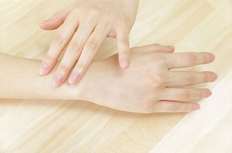 手の甲の毛穴を目立たなくする！保湿・角質ケアで艶やかな美肌へ