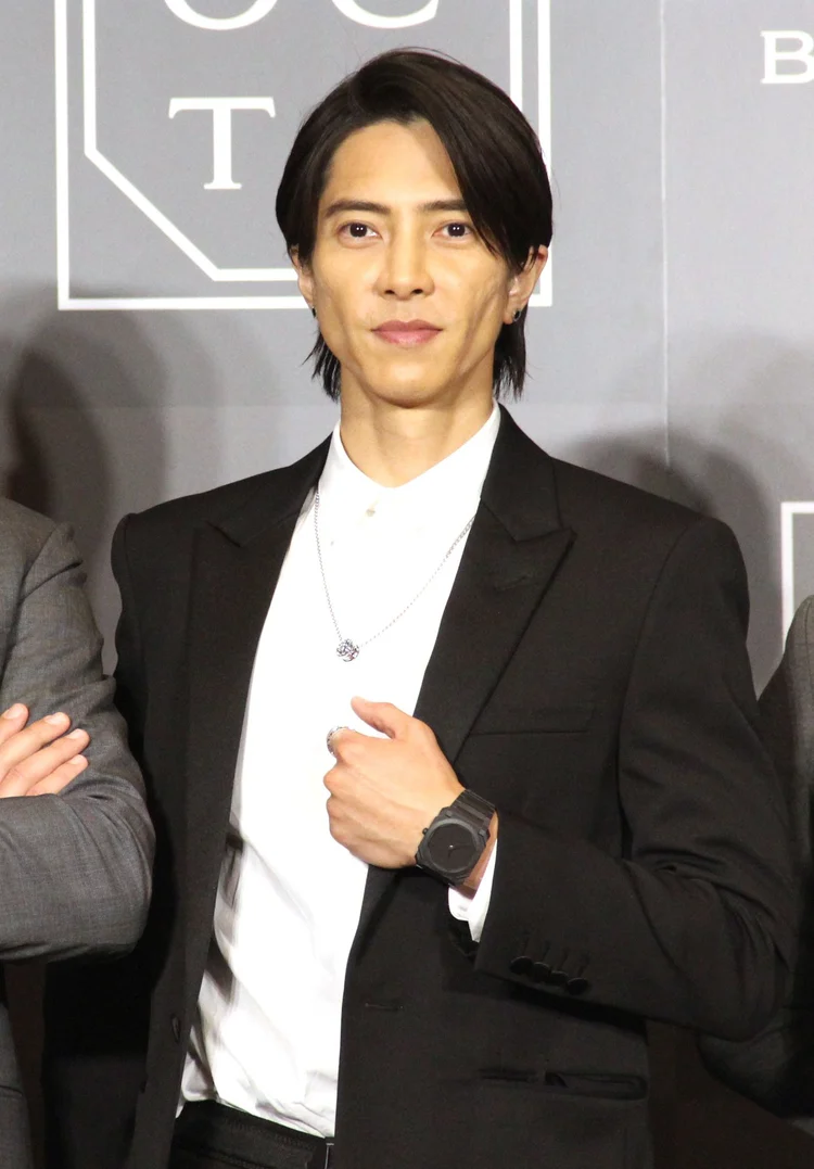 オーラが放たれすぎ」山下智久、肌もツルツル大人の色気大放出の爆イケビジュが大人雑誌撮影で炸裂概要ニュースピンズバNEWS