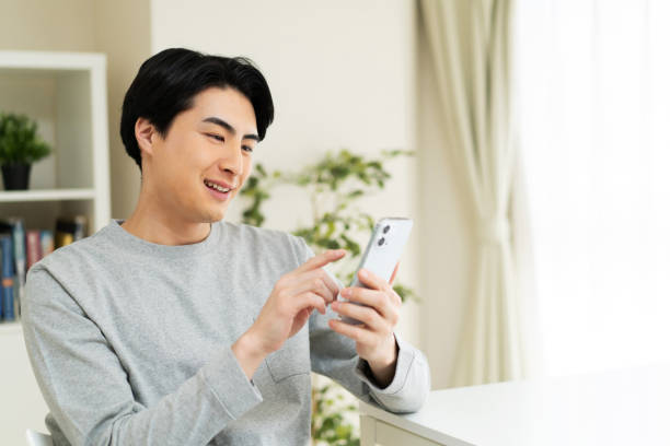 スマホを操作する男性の手のイラスト 横持ち のイラスト素材106992349- PIXTA