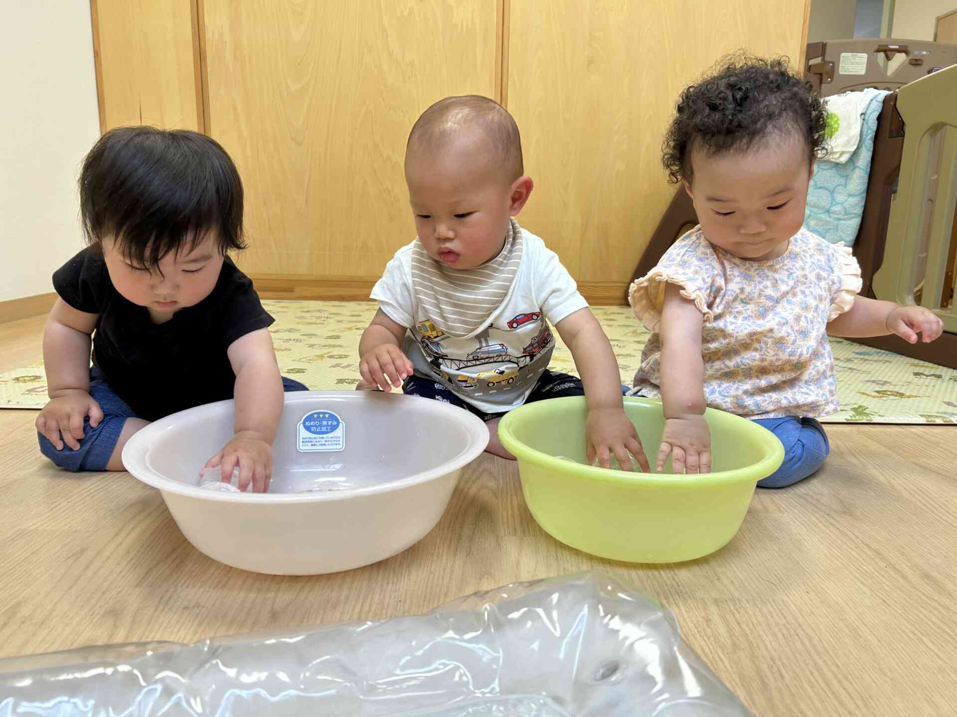 ０歳児 りすぐみ 「氷遊び」深井こども園