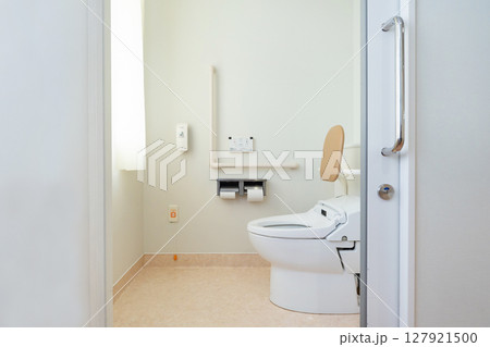 新築のおしゃれな「トイレ空間」22選！自分好みに楽しむポイントは収納・壁紙・照明のえらび方家づくりナビ