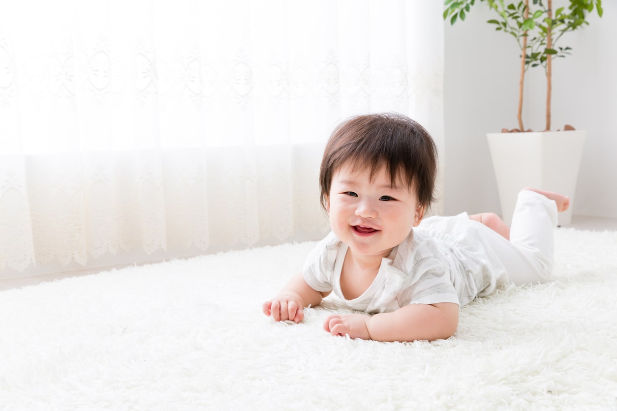 赤ちゃんはいつから寝返りを始める？寝返り時期の注意点とは 保健師監修 - キッズライン